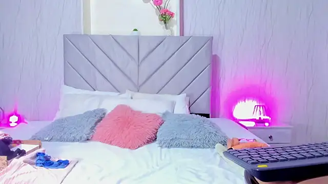 Snapshot of Victoria_Guzman chatting on 4, 11, 2025 Victoria Guzman online show from 4, 11, 2025