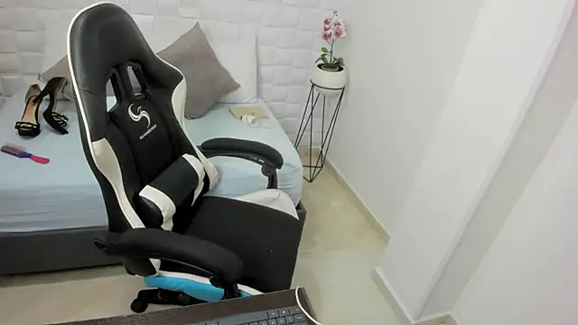 yulitza1025 online show from 20, 10, 2025