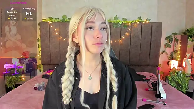 LanaMills  online show from 5, 4, 2026