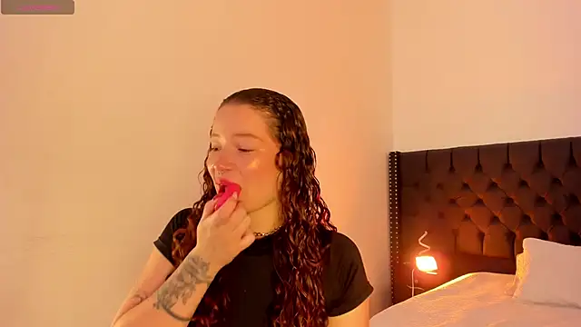 Snapshot of AphroditeSweet chatting on 4, 11, 2025 AphroditeSweet online show from 4, 11, 2025