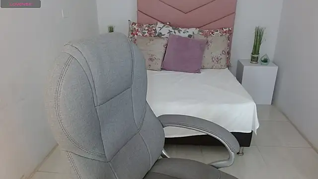 SarayVega  online show from 4, 11, 2025