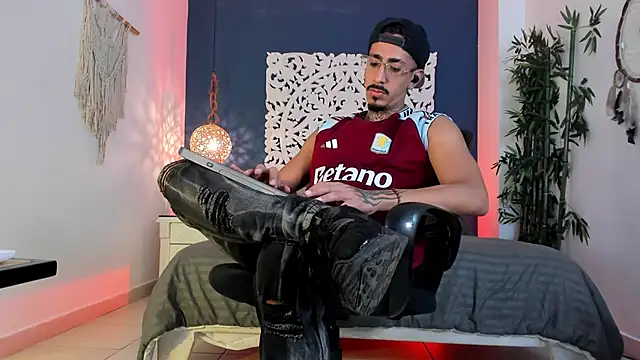 Donovan Desmond online show from 4, 3, 2026