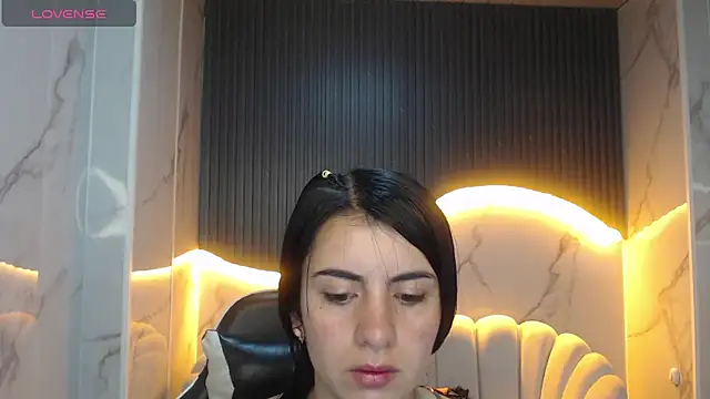Eilyn love b online show from 6, 10, 2025
