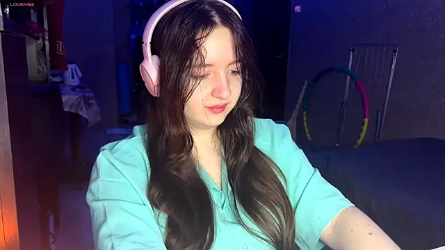 Snapshot of LauretteRagar chatting on 6, 11, 2025 LauretteRagar online show from 6, 11, 2025