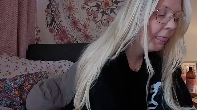 Daisyxoxo  online show from 4, 3, 2026