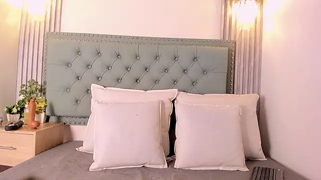 Snapshot of ValeriaJulio_ chatting on 21, 10, 2025 ValeriaJulio online show from 21, 10, 2025