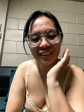 Snapshot of melyiaaa chatting on 25, 11, 2025 melyiaaa online show from 25, 11, 2025