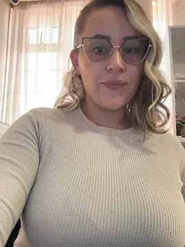 Snapshot of CurvyLust_x chatting on 16, 12, 2025 CurvyLust x online show from 16, 12, 2025