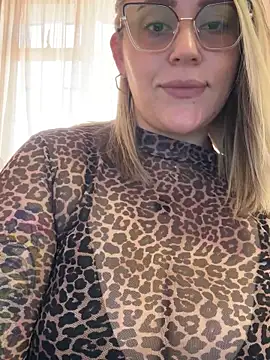 Snapshot of CurvyLust_x chatting on 17, 12, 2025 CurvyLust x online show from 17, 12, 2025