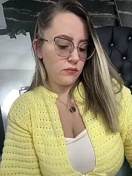 Snapshot of CurvyLust_x chatting on 15, 5, 2026 CurvyLust x online show from 15, 5, 2026