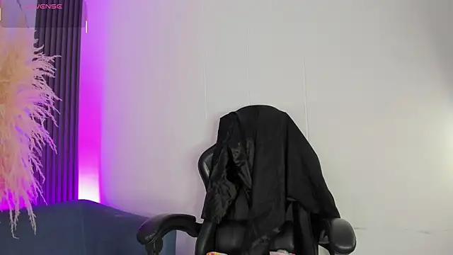 Snapshot of ShaunaDream chatting on 4, 3, 2026 ShaunaDream online show from 4, 3, 2026