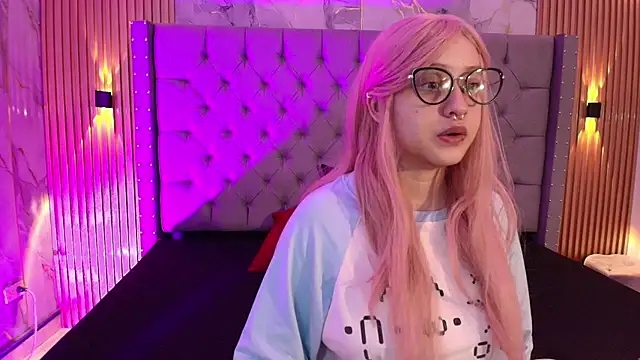 Snapshot of Suxan_White_ chatting on 17, 11, 2025 Suxan White online show from 17, 11, 2025