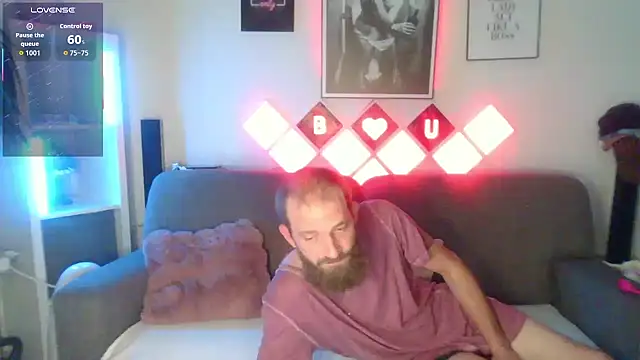 Snapshot of XBellaXundXUweX chatting on 6, 11, 2025 XBellaXundXUweX online show from 6, 11, 2025