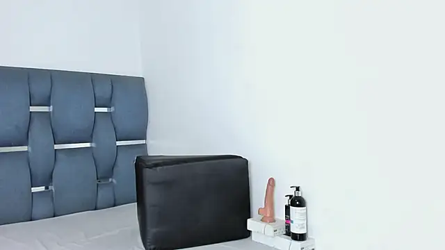 Snapshot of yourwife_anna chatting on 20, 10, 2025 yourwife anna online show from 20, 10, 2025