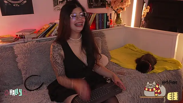 Snapshot of sophieee_art chatting on 27, 10, 2025 sophieee art online show from 27, 10, 2025