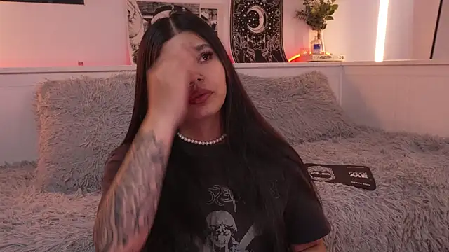 Snapshot of sophieee_art chatting on 25, 11, 2025 sophieee art online show from 25, 11, 2025