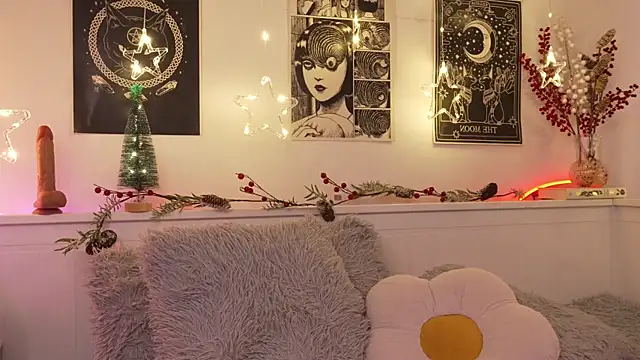 Snapshot of sophieee_art chatting on 13, 12, 2025 sophieee art online show from 13, 12, 2025