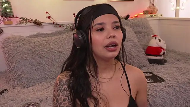 Snapshot of sophieee_art chatting on 15, 12, 2025 sophieee art online show from 15, 12, 2025