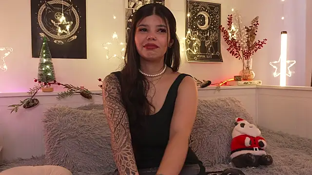 Snapshot of sophieee_art chatting on 16, 12, 2025 sophieee art online show from 16, 12, 2025