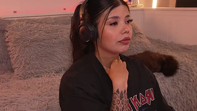 Snapshot of sophieee_art chatting on 9, 1, 2026 sophieee art online show from 9, 1, 2026