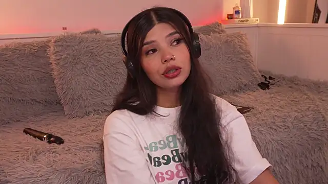 Snapshot of sophieee_art chatting on 12, 1, 2026 sophieee art online show from 12, 1, 2026