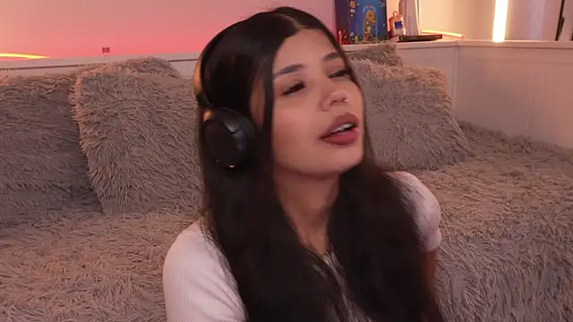 Snapshot of sophieee_art chatting on 15, 1, 2026 sophieee art online show from 15, 1, 2026