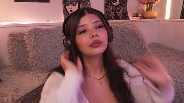 Snapshot of sophieee_art chatting on 8, 2, 2026 sophieee art online show from 8, 2, 2026