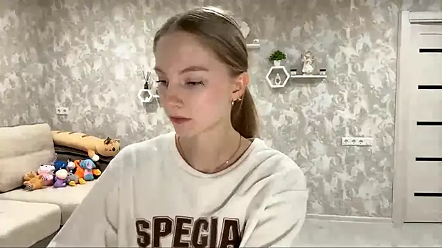 Snapshot of BrightAnnie chatting on 8, 10, 2025 BrightAnnie online show from 8, 10, 2025