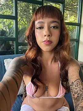 Snapshot of AliceMrtnz chatting on 7, 5, 2026 AliceMrtnz online show from 7, 5, 2026