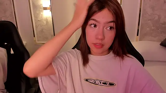 Snapshot of doll_eyees_ chatting on 1, 10, 2025 doll eyees online show from 1, 10, 2025