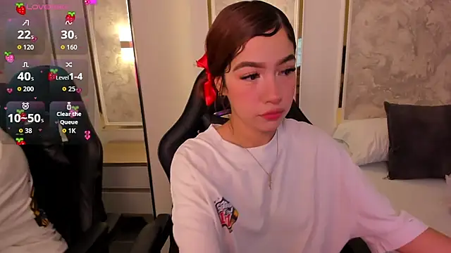 Snapshot of doll_eyees_ chatting on 11, 10, 2025 doll eyees online show from 11, 10, 2025