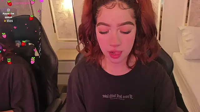 Snapshot of doll_eyees_ chatting on 14, 10, 2025 doll eyees online show from 14, 10, 2025