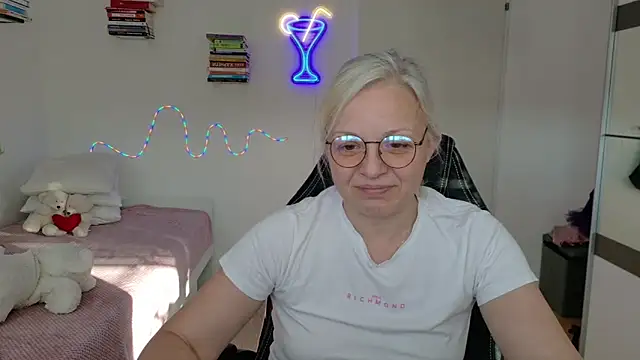 Linsy Kim online show from 19, 4, 2026