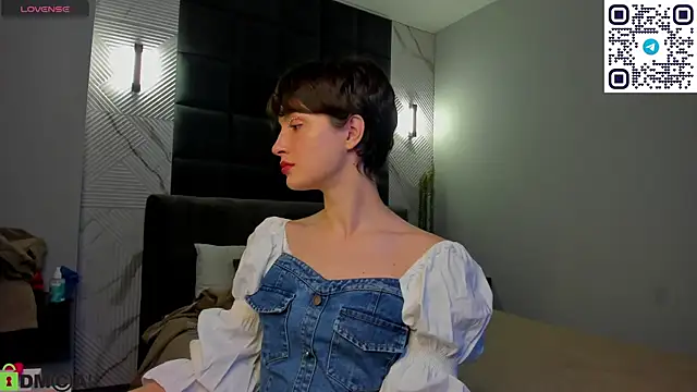 Adeline Perle online show from 10, 9, 2025