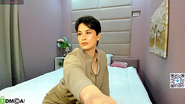 Adeline Perle online show from 21, 10, 2025