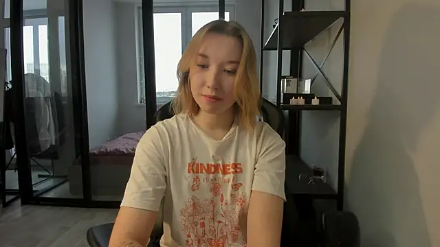 Snapshot of Agatha_May chatting on 13, 11, 2025 Agatha May online show from 13, 11, 2025