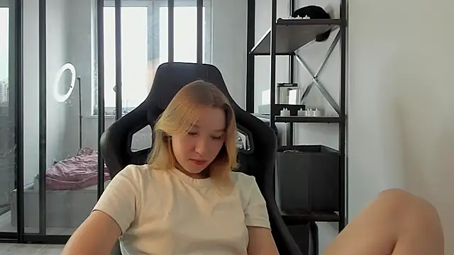 Snapshot of Agatha_May chatting on 2, 12, 2025 Agatha May online show from 2, 12, 2025