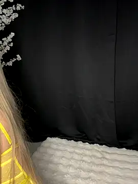 AubrieleRouj1 online show from 9, 10, 2025