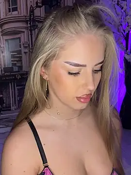 Snapshot of AubrieleRouj1 chatting on 6, 1, 2026 AubrieleRouj1 online show from 6, 1, 2026