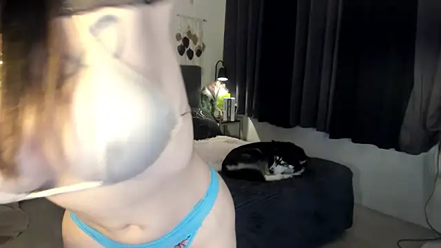 Snapshot of OliviaWho chatting on 16, 9, 2025 OliviaWho online show from 16, 9, 2025