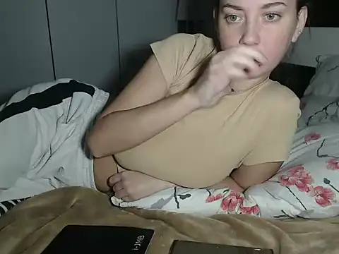 Snapshot of petite_danielle chatting on 7, 10, 2025 petite danielle online show from 7, 10, 2025