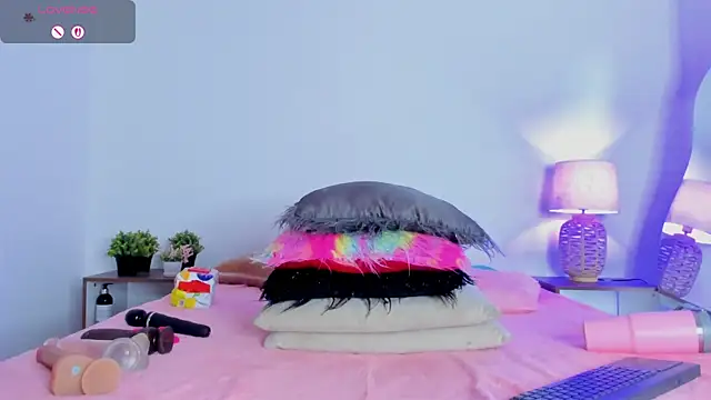 hailey hadid online show from 25, 11, 2025