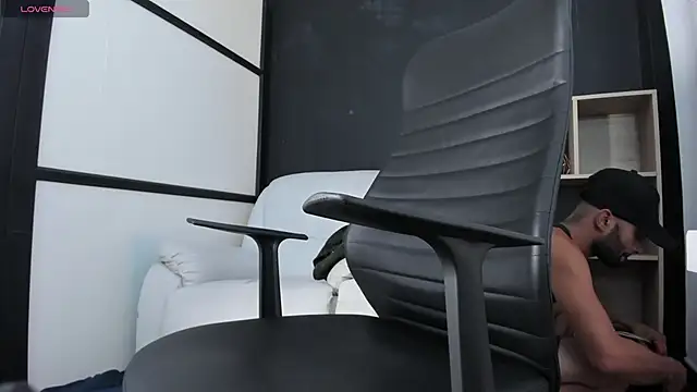 Snapshot of leostorm_ chatting on 12, 9, 2025 leostorm online show from 12, 9, 2025