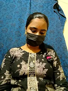 Snapshot of mini-queen chatting on 17, 12, 2025 mini-queen online show from 17, 12, 2025