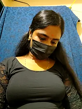 Snapshot of mini-queen chatting on 18, 12, 2025 mini-queen online show from 18, 12, 2025