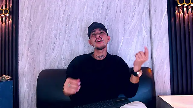 Snapshot of tattoos22 chatting on 27, 11, 2025 tattoos22 online show from 27, 11, 2025