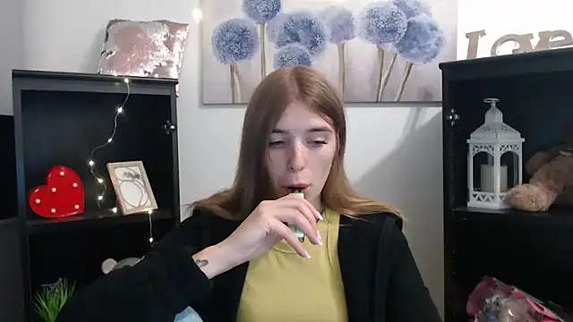 JuiceLips   online show from 8, 10, 2025