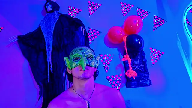 Snapshot of Laura_and_Kevin chatting on 5, 10, 2025 Laura and Kevin online show from 5, 10, 2025