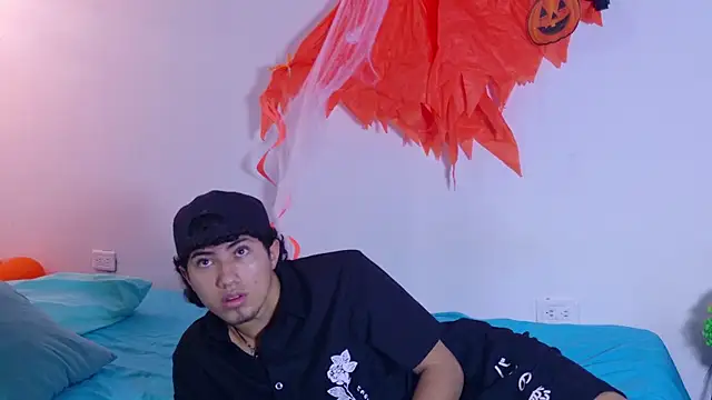 Snapshot of Laura_and_Kevin chatting on 14, 10, 2025 Laura and Kevin online show from 14, 10, 2025