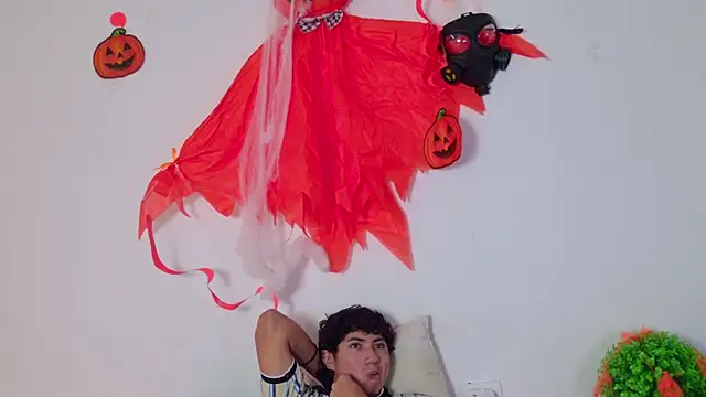 Snapshot of Laura_and_Kevin chatting on 18, 10, 2025 Laura and Kevin online show from 18, 10, 2025